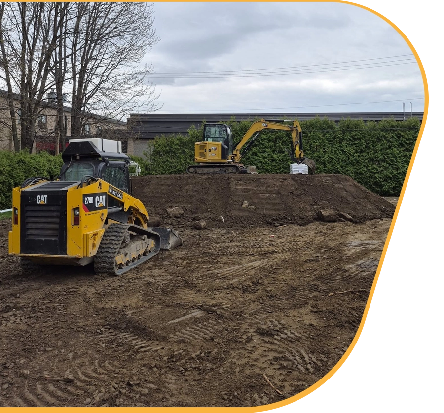 Travaux de nivellement et préparation de terrain avec machinerie d’excavation pour fondation résidentielle